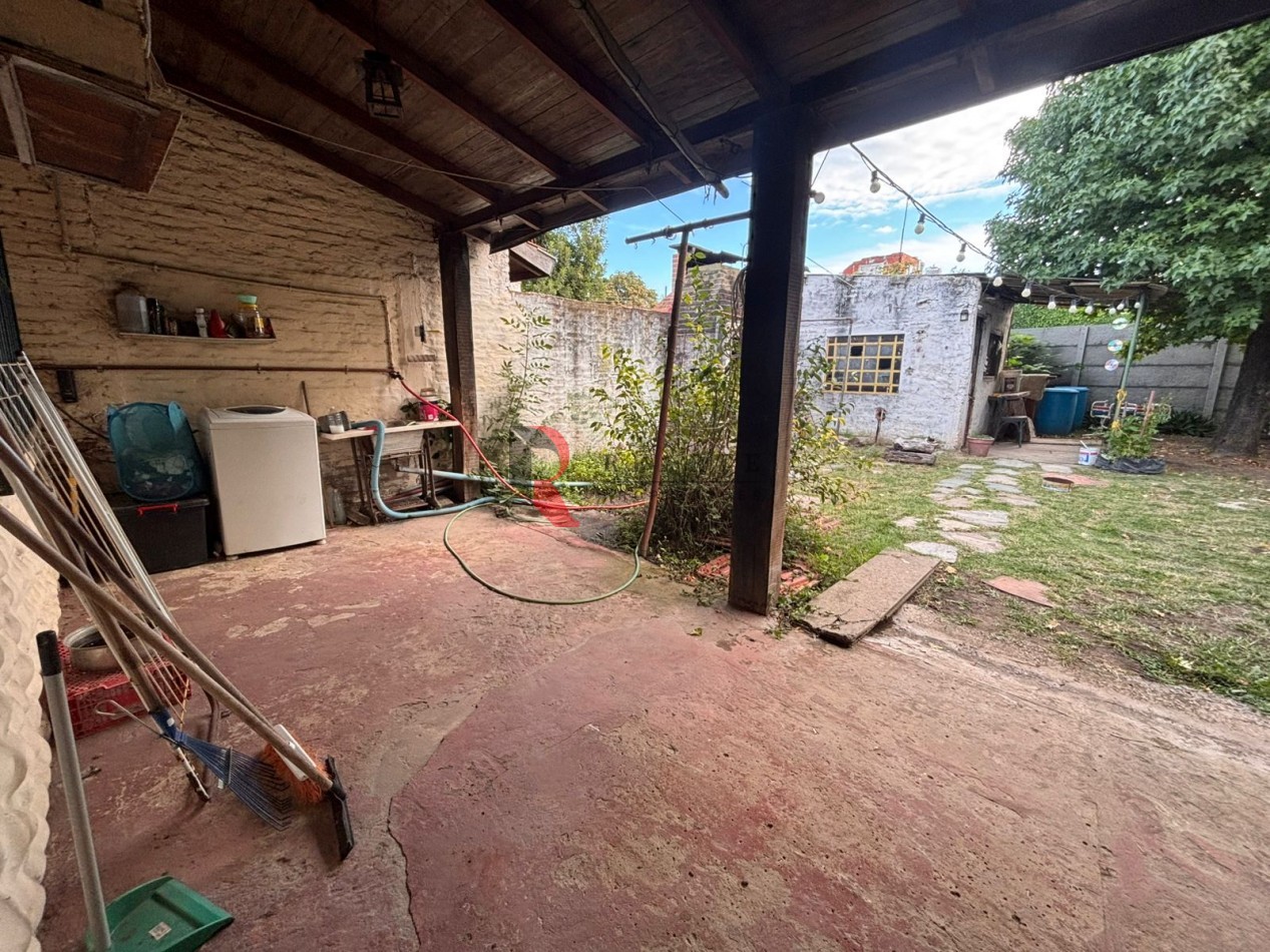 CASA  3 AMBIENTES CON PATIO  Y COCHERA 