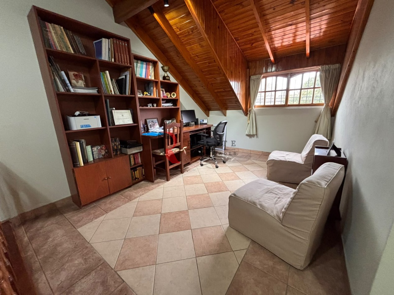 CASA 4 AMBIENTES CON COCHERA Y PATIO CON PILETA