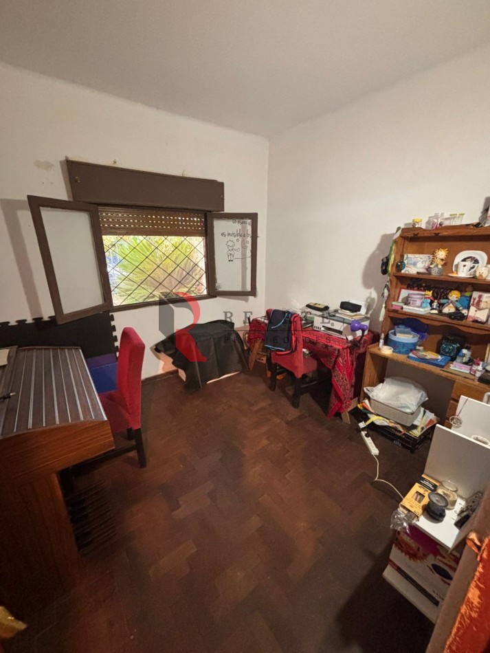 CASA  3 AMBIENTES CON PATIO  Y COCHERA 