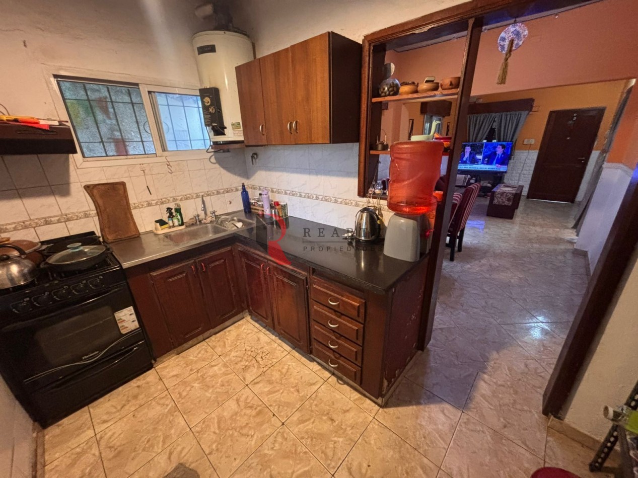 CASA  3 AMBIENTES CON PATIO  Y COCHERA 