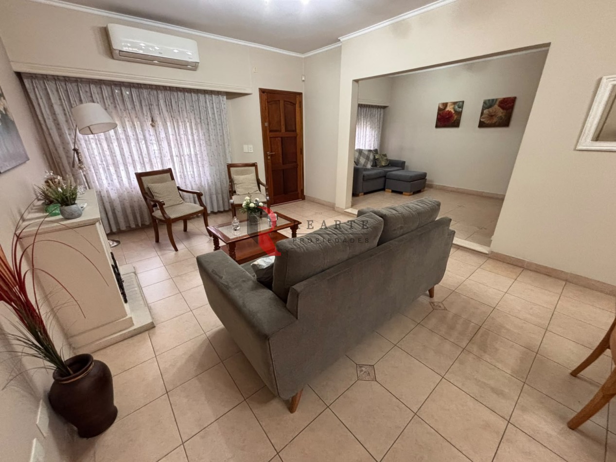 CASA 4 AMBIENTES CON COCHERA Y PATIO CON PILETA