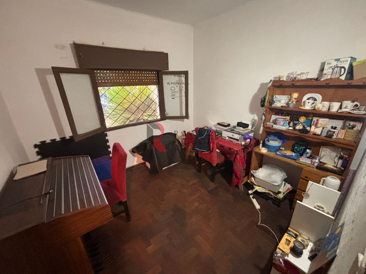 CASA  3 AMBIENTES CON PATIO  Y COCHERA 