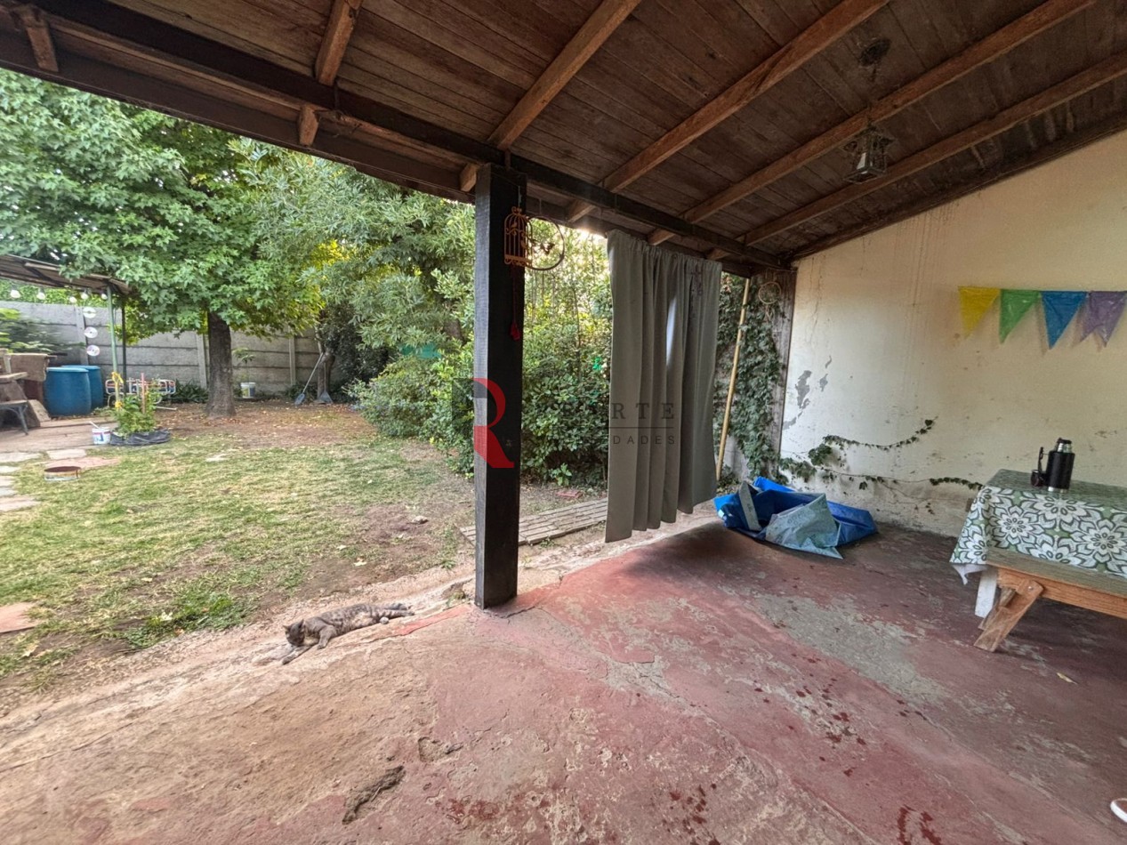 CASA  3 AMBIENTES CON PATIO  Y COCHERA 