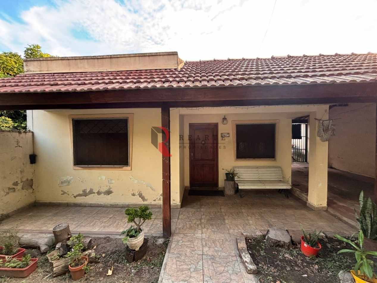 CASA  3 AMBIENTES CON PATIO  Y COCHERA 