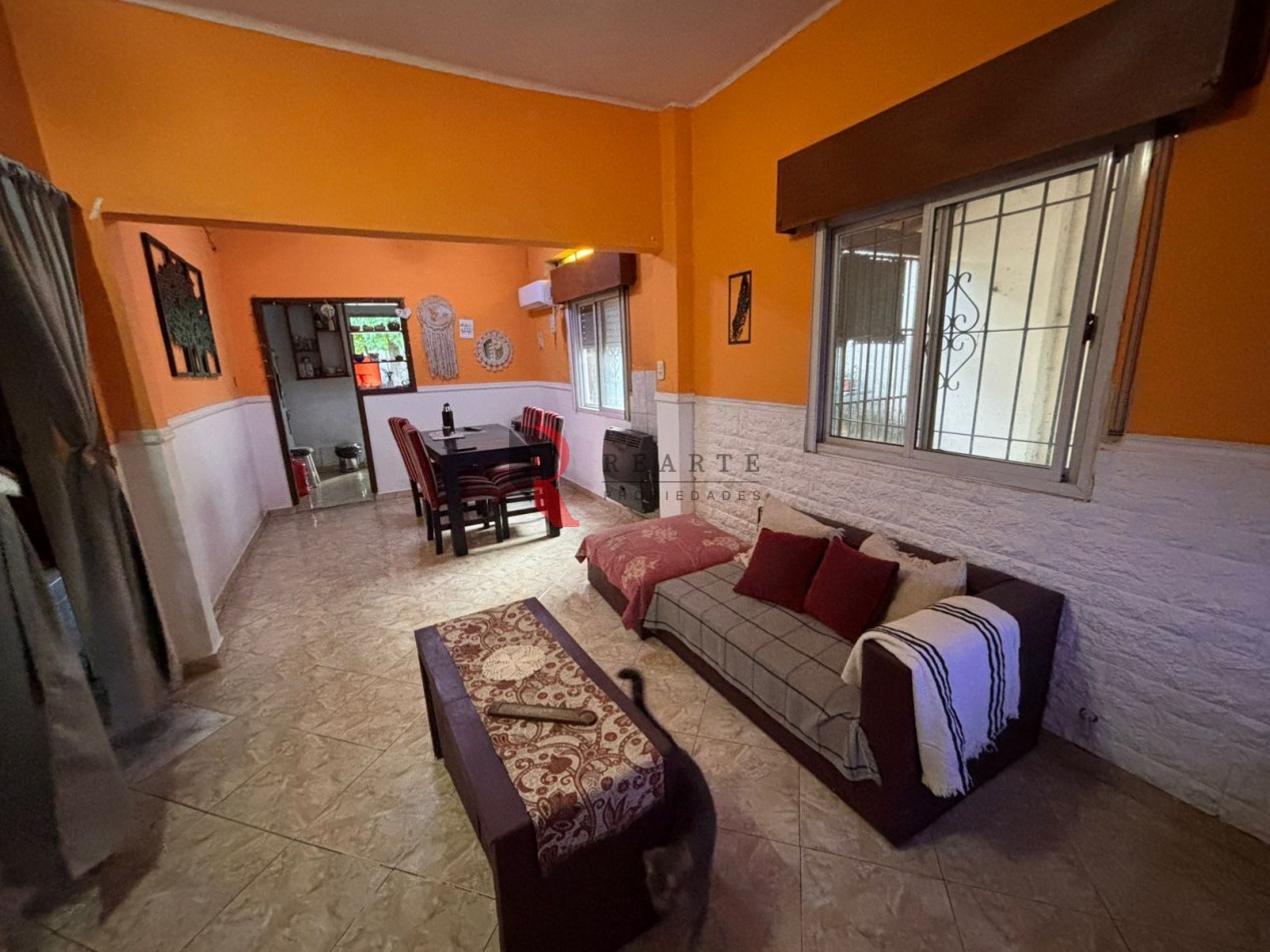 CASA  3 AMBIENTES CON PATIO  Y COCHERA 