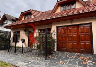CASA 4 AMBIENTES CON COCHERA Y PATIO CON PILETA